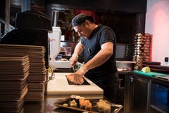 Koch Daniel Milchov Ivanov bei der Sushi-Zubereitung. (Bilder Manuela Jans-Koch, 11. April 2019)