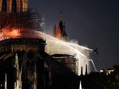 Der Feuerwehr gelang es nach mehreren Stunden in der Nacht, die Flammen unter Kontrolle zu bringen. (Bild: KEYSTONE/EPA/JULIEN DE ROSA)