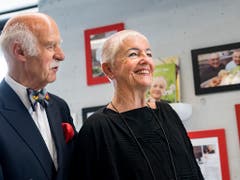 Spitzenkoch und Spitzenköchin als Paten: Anton Mosimann et Irma Dütsch bei der Eröffnung des Apicius in Le Bouveret. (Bild: KEYSTONE/JEAN-CHRISTOPHE BOTT)