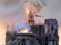 Beim Brand stürzte ein mittlerer Turm auf dem Dach der Kathedrale ein. (Bild: KEYSTONE/AP/DIANA AYANNA)