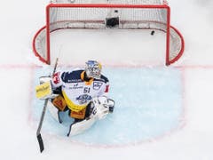 Und nach 13 Minuten schlug es zum 1:3 schon wieder hinter Tobias Stephan ein (Bild: KEYSTONE/PETER SCHNEIDER)
