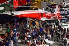 Auch ein ausgemustertes Flugzeug der Patrouille Suisse, ein Tiger F5, hängt neu in der Halle Luftfahrt im Verkehrshaus. (Bild: Pius Koller / Verkehrshaus)