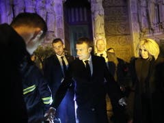 Frankreichs Staatspräsident Emmanuel Macron und seine Frau Brigitte besuchten den Brandort und sprachen mit Feuerwehrleuten. (Bild: KEYSTONE/EPA/YOAN VALAT)