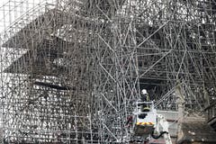 Feuerwehrleute bei der Notre-Dame-Kathedrale am Morgen danach. (Bild: Keystone)