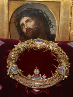 Die Krone ist eine der wichtigsten christlichen Reliquien. Sie befindet sich seit Montagabend im Pariser Rathaus. (Bild: Key)