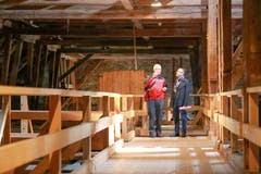 ...über extra gebaute Stege zum Brandherd gehen. Der Strom im ganzen Dachstock...