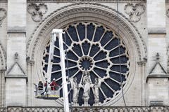 Feuerwehrleute bei der Notre-Dame-Kathedrale am Morgen danach. (Bild: Keystone)