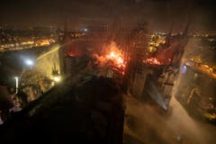 Ein Bild aus der Luft auf die Kathedrale Notre-Dame in Paris. (Bild: Benoit Moser/AP, Paris, 15. April 2019)