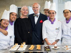Irma Dütsch und Anton Mosimann umringt von Studentinnen des Kochlabors. (Bild: KEYSTONE/JEAN-CHRISTOPHE BOTT)