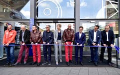 Sie eröffneten die Ausstellung: Christian Maurer, Andreas Reinhard, Nils Haemmerli, Hansjoerg Leutwyler, Gunnar Jansen, Ernst Kohler, Joris Zahnd und Urs Nagel. (Bild: Pius Koller / Verkehrshaus)
