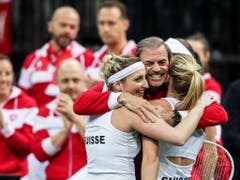 Jubel im Schweizer Fed-Cup-Team: Die Schweiz will zurück in die Weltgruppe I (Bild: KEYSTONE/EPA/MARTIN DIVISEK)