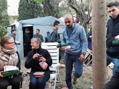 Zum Abschied besorgt Cécile Gretler (2. v. links) Poulet vom Take-away für 24 Flüchtlinge – ein «Festessen». (Bild: Cécile Gretler)