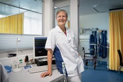 Sie kam aus Samos zurück mit einem Gefühl, mehr bekommen als gegeben zu haben. Die Pflegefachfrau Cécile Gretler an ihrem Arbeitsort, der Überwachungsstation des Spitals Heiden. (Bild: Ralph Ribi, Heiden, 11. April 2019)