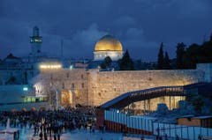Am Vorabend des Sabbat besonders bevölkert: die Klagemauer in Jerusalem, dahinter erhebt sich der Felsendom.