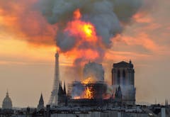 Die Notre-Dame in Flammen. (AP Photo/Thierry Mallet)