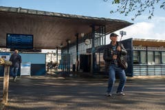 Die SGV Landungsbrücke wird nach einer umfassenden Sanierung für die Öffentlichkeit wieder zugänglich. Bereits machen die ersten Touristen ein Selfie vor dem Eingang. (Bild: Dominik Wunderli, 17. April 2019, Luzern)