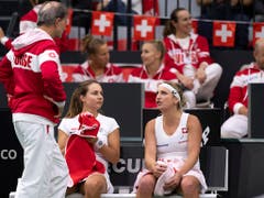 Timea Bacsinszky (rechts) spielt gegen die USA, Stefanie Vögele (links) ist nicht dabei (Bild: KEYSTONE/ANTHONY ANEX)