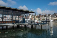 Man sieht durch die neu renovierte Landungsbrücke hindurch. (Bild: Dominik Wunderli, 17. April 2019, Luzern)