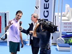 Als SRF-Tennisexperte hat Heinz Günthardt die Schweizer Ikone Roger Federer schon x-mal interviewt (Bild: KEYSTONE/PPR/KURT SCHORRER)