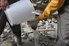 Die Wasserproben werden während der Feldarbeit mehrmals gesiebt.
