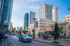 Einbahnverkehr und Radstreifen in Tel Aviv.