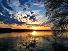 Wunderbar farbenprächtiger Sonnenuntergang am Sempachersee. (Bid: Urs Gutfleisch, Sempach, 18. April 2019)