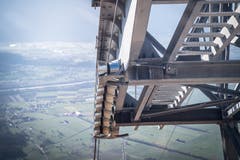 ...Unglück. Eine Gondel der Stauberenbahn sprang aus dem Seil und... (Bilder: Ralph Ribi)