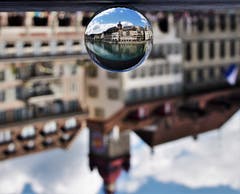 Der Blick von der Kapellbrücke durch die Glaskugel. Bild: Ledi Herzog (Luzern, 17. April 2019)