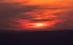 Sonnenuntergang über dem Lindenberg. (Bild: Daniel Hegglin, Zug, 17. April 2019)