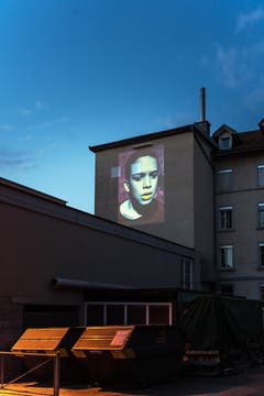 «Stadtprojektionen III»: Simone Kappeler. An der Fassade der Fensterfabrik an der Ulmenstrasse, von der Schönbrunnstrasse her gesehen. (Bild: Michel Canonica)