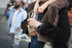 Jung und alt beteiligen sich: Die Beamer werden während der Projektionsnächte bei Anwohnern in der Wohnung oder auf dem Balkon installiert. (Bild: Michel Canonica)