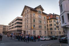 Vernissage im Restaurant Gampi: Nach 2016 und 2017 wurde am 18. April 2019 die dritte Ausgabe von «Stadtprojektionen» eröffnet. (Bild: Michel Canonica)