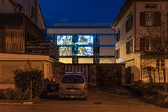 «Stadtprojektionen III»: Maya Rochat an der Zürcher Strasse, diesmal aber gesehen von der Badstrasse her. (Bild: Michel Canonica)