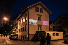 «Stadtprojektionen»: Felix Baechli mit seiner Doppelprojektion an der Kamorstrasse. (Bild: Michel Canonica)