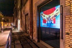 «Stadtprojektionen III»: Beni Bischof zeigte in einer Projektion im Schaufenster der Kunsthalle sein Bild des Lachen-Quartiers. (Bild: Michel Canonica)