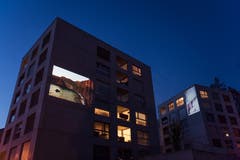 «Stadtprojektionen III»: Conradin Frei an der Gerbestrasse, und zwar parallel auf zwei Fassaden. (Bild: Michel Canonica)