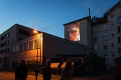 Nochmals Simone Kappeler an der Hinterseite der Fensterfabrik. (Bild: Michel Canonica)