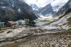 Mit dem Frühlingswetter werden im Alpstein die vom Winter verursachten Blessuren sichtbar. (Bild: Raphael Rohner)