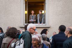 Die Initiantinnen Anna Vetsch (links) und Nina Keel eröffnen die «Stadtprojektionen III» vom Fenster des Restaurants Gampi aus. (Bild: Michel Canonica)