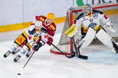 Zugs Lino Martschini (links) verfolgt von Lausannes Joel Vermin. (Bild: Jean-Christophe Bott / Keystone, Lausanne, 2. April 2019)