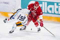 Zugs Dominic Lammer (links) umkurvt Lausannes Mika Partanen. (Bild: Jean-Christophe Bott / Keystone, Lausanne, 2. April 2019)