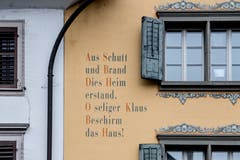 Nur noch die Inschrift am Haus beim Dorfplatz 12 erinnert an den Brand. Bild: Nadia Schärli (Sarnen, 14. März 2019).