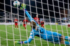 Goran Karanovic vom FC Aarau schiesst gegen Simon Enzler per Elfmeter das Tor zum 2:2. (Bild: Marc Schumacher / Freshfocus, Kriens, 2. April 2019)