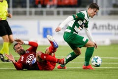 Der Krienser Jan Elvedi (rechts) setzt sich gegen den Aarauer Stefan Maierhofer durch. (Bild: Marc Schumacher / Freshfocus, Kriens, 2. April 2019)