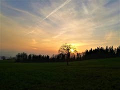 Wunderbar farbige Abendstimmung beim Sonnenuntergang über dem Himmel von Ruswil. (Bild: Urs Gutfleisch, 1. April 2019)