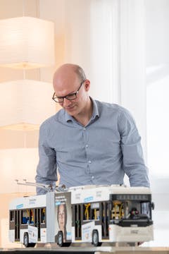 Jules Läubli aus Luzern ist eigentlich kein Lego Freak. Trotzdem baute er den VBL Bus mit der LZ Lackierung nach. (Bild: Nadia Schärli, Küssnacht, 7. März 2019)