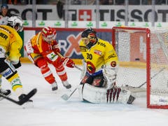 Hier hatte Biel wieder Hoffnung: Damien Brunner (hinten) erzielt das Anschlusstor zum 1:2 (Bild: KEYSTONE/PETER KLAUNZER)