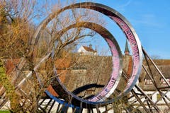 Der 15 Meter hohe Doppellooping der Künstler Matthias Bildstein und Philippe Glatz mit der katholischen Kirche Warth im Hintergrund. (Bild: Andreas Schelling)