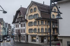 So präsentiert sich der Dorfplatz 100 Jahre später. Bild: Nadia Schärli (Sarnen, 14. März 2019)