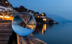 Die Zuger Altstadt durch eine Glaskugel. (Bild: Daniel Hegglin, 1. April 2019)